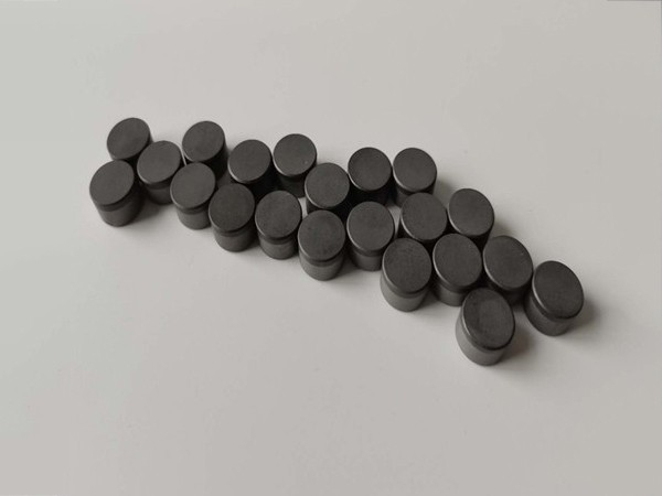 弘元超硬材料定制生產(chǎn)各種規(guī)格型號(hào)金剛石復(fù)合片