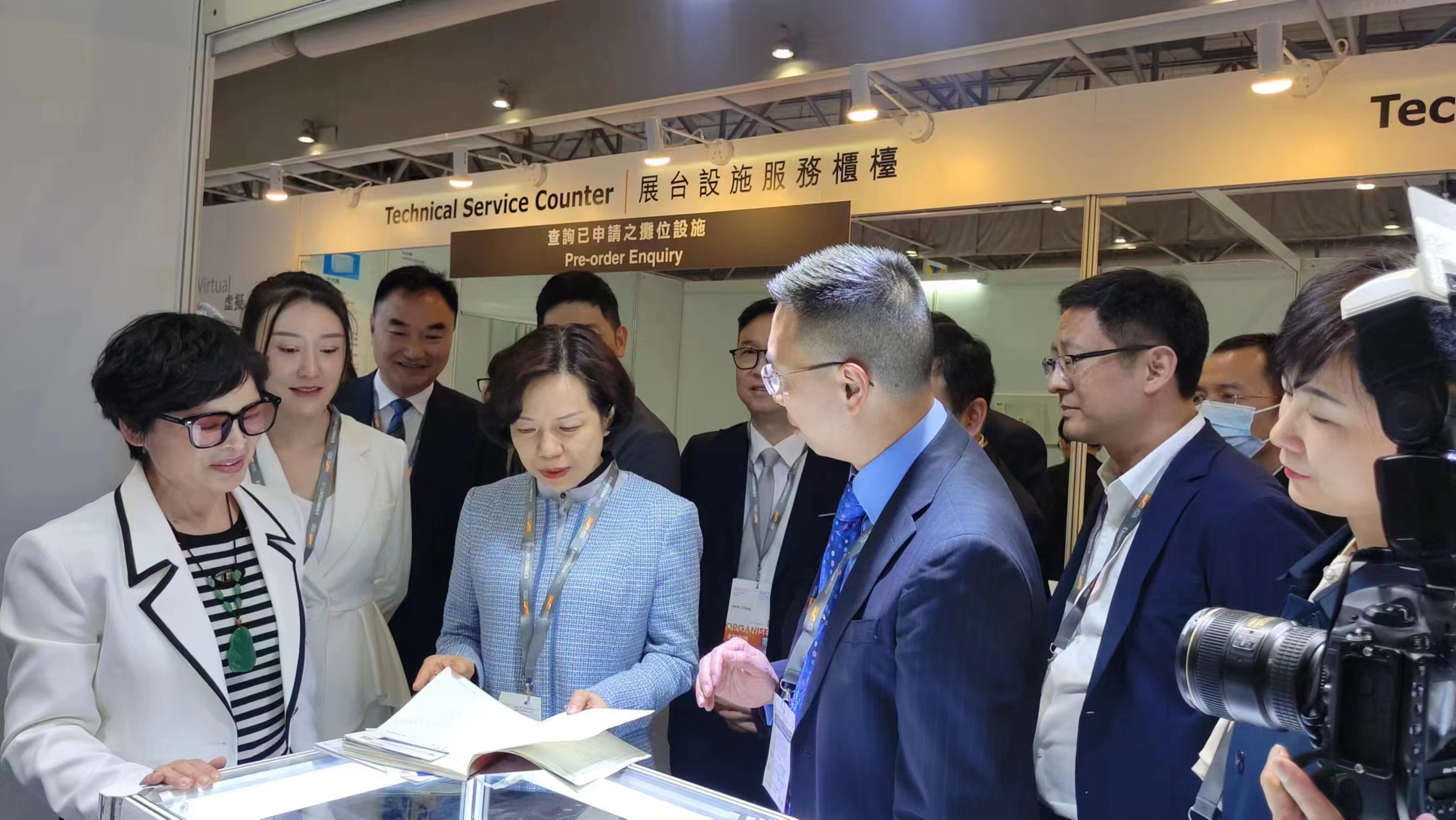 河南副省長王敏視察香港珠寶展會(huì)河南展區(qū)，為本地珠寶產(chǎn)業(yè)注入強(qiáng)大動(dòng)力